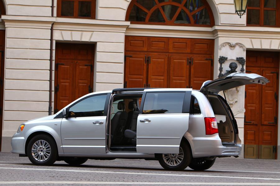  Lancia Voyager 2011 года  (фото 18 из 66)